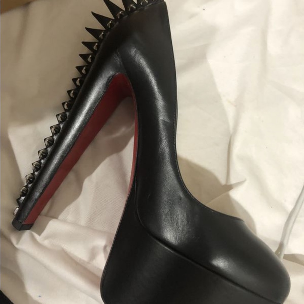 Black pumps soil Christian Louboutin shoes